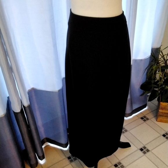 Ladies black zippered skirt with button detail - Picture 4 of 8